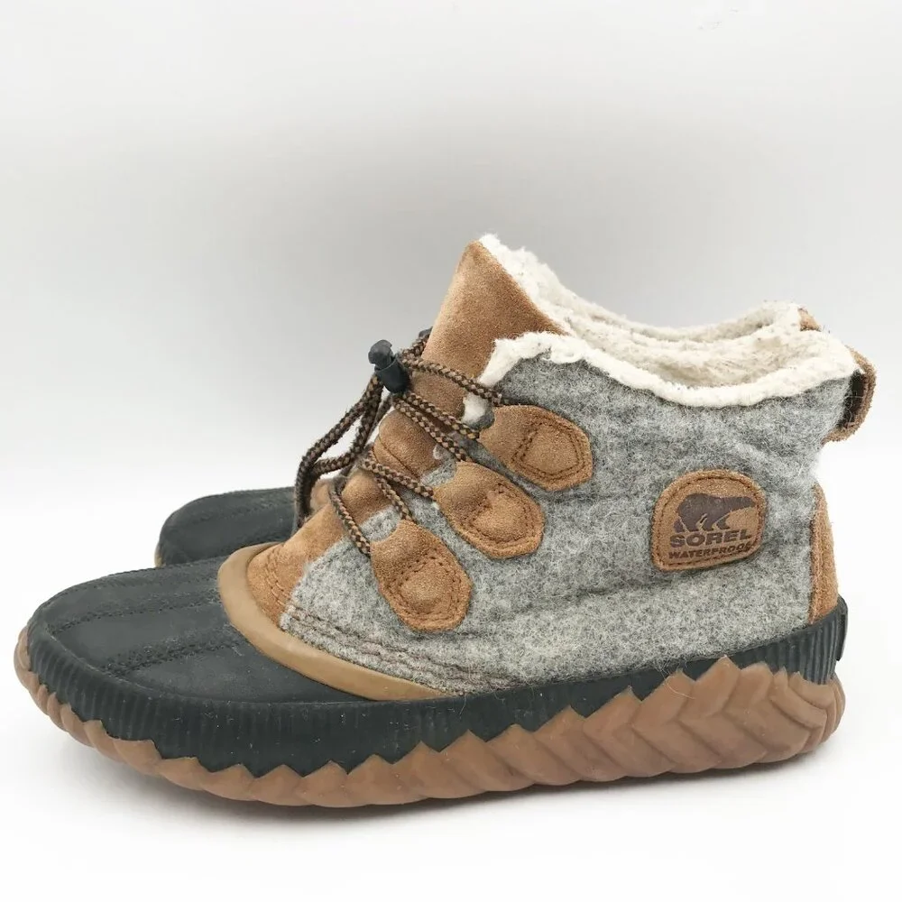 SOREL Out N About Plus Unisex Waterproof Duck Boots Youth 4
